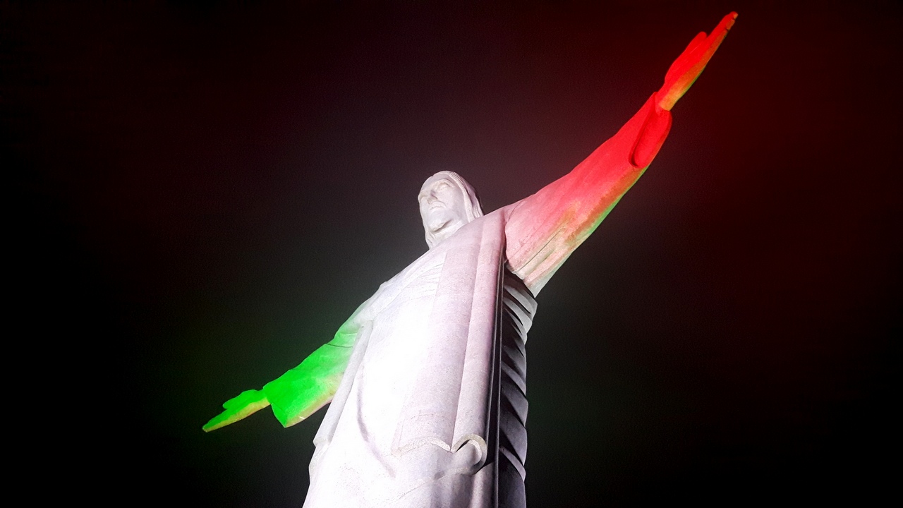 Prime Minister Renzi “lights” Christ the Redeemer with the Italian Flag